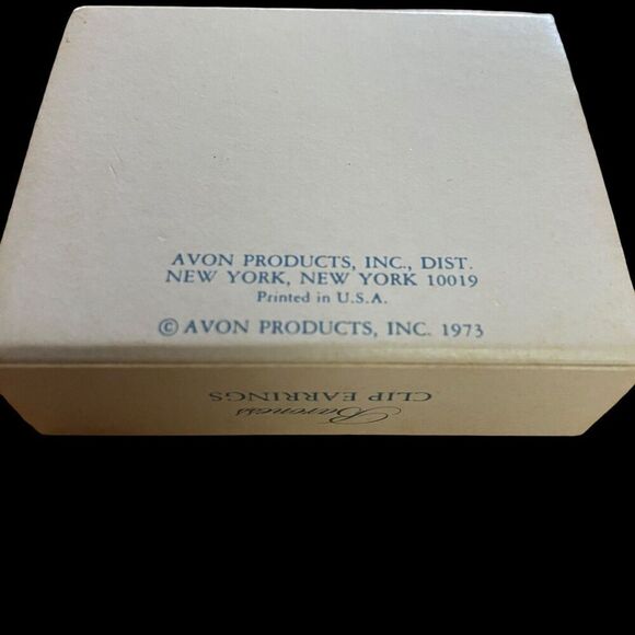 Vintage 1973 Avon Baroness Clip Earrings Green on Gold Tone with Box NEW - Picture 4 of 4